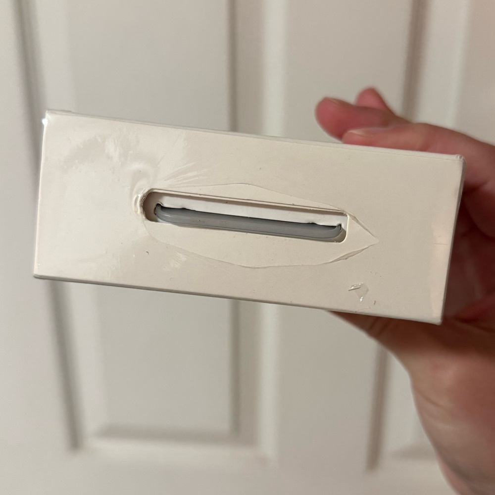 Fitbit Charge 4 - NEW! (damaged box) - Picture 6 of 9